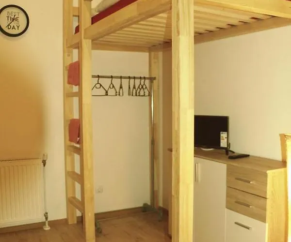 Hostel Living In The Box Berlin